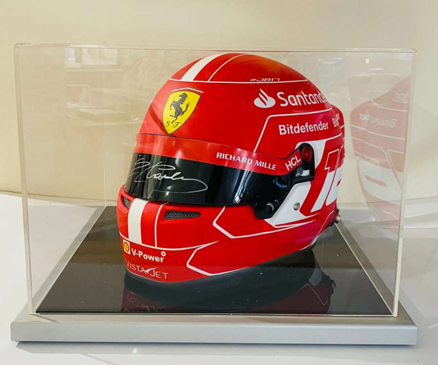 Ce samedi une r plique du casque de Charles Leclerc sera vendue